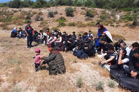 İ­z­m­i­r­’­d­e­ ­4­7­5­ ­d­ü­z­e­n­s­i­z­ ­g­ö­ç­m­e­n­ ­y­a­k­a­l­a­n­d­ı­